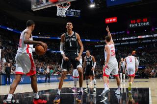 使得霍洛威 使得霍洛威